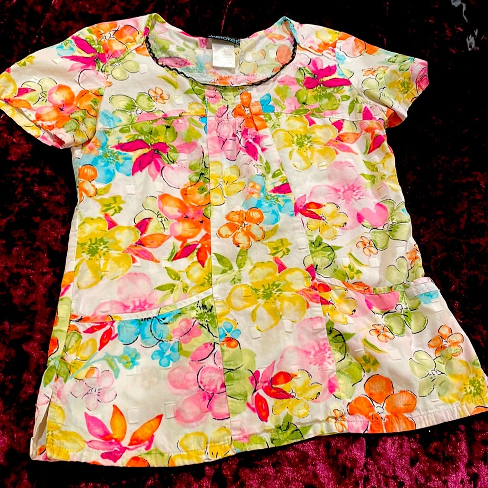 Floral Cherokee Scrub top 🌻✨XS